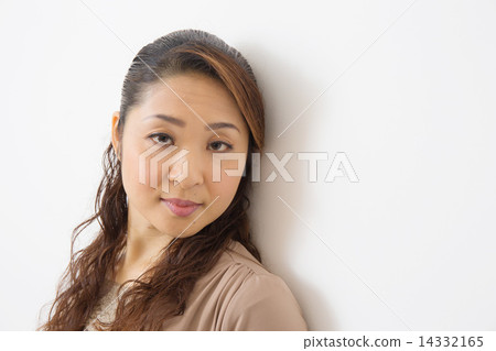 Cool woman in her 30's Cool woman in her 30's 14332165