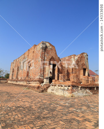 Wat Khudeedao, the ruin of a Buddhist temple in the Ayutthaya hi 14333698
