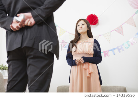 Men passing rings Men passing rings 14339550