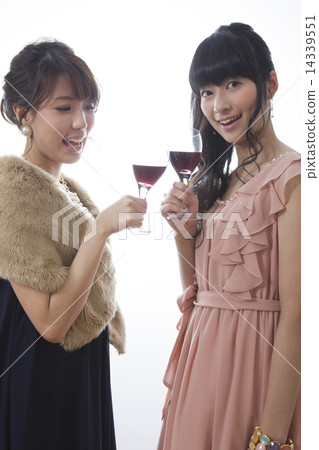 一個女人喝紅酒 一個女人喝紅酒 14339551