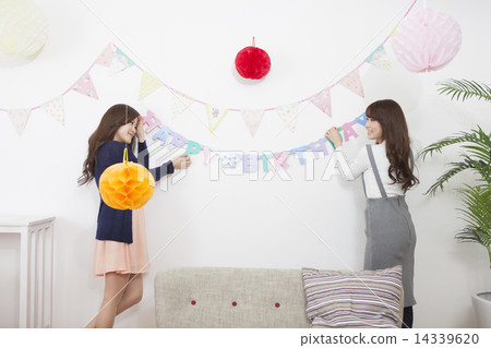 Preparation of girls' party 14339620