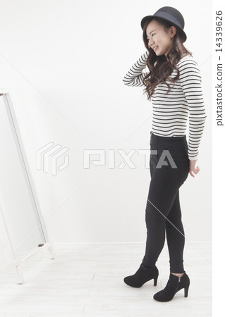 Young lady's portrait 14339626