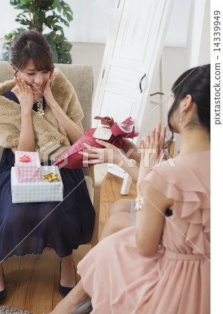 給禮物的婦女 給禮物的婦女 14339949