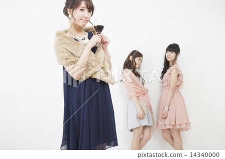 A woman with wine 14340000