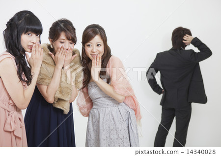 A girl who makes a gossip 14340028