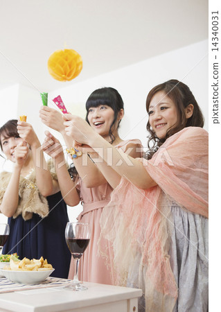 A woman sounding a cracker 14340031