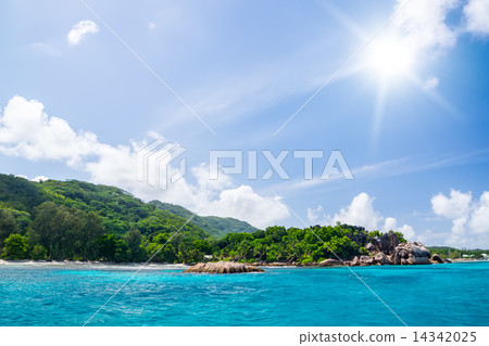 Beautiful hotel on the shore of the turquoise waters of the ocea 14342025