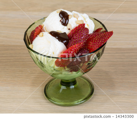 Ice cream with strawberry 14343300