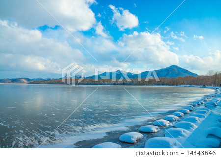 Lake Kussharo in winter 14343646