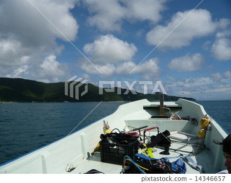 To a diving point with a small boat To a diving point with a small boat 14346657