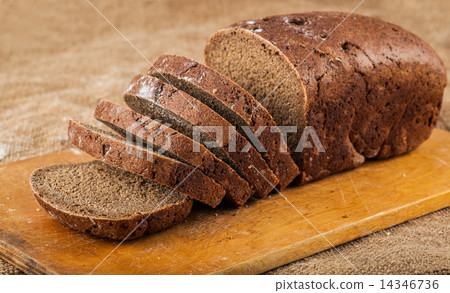 sliced loaf brown bread 14346736