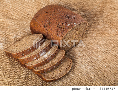 sliced loaf brown bread 14346737