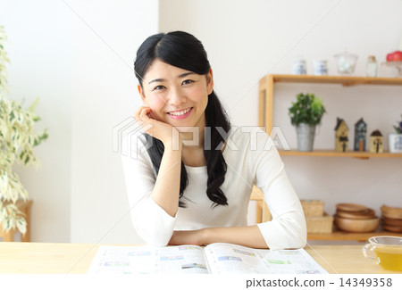 讀雜誌的一位小姐 14349358