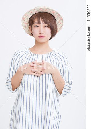 一個新鮮的夏天衣服的一個女孩 14350833