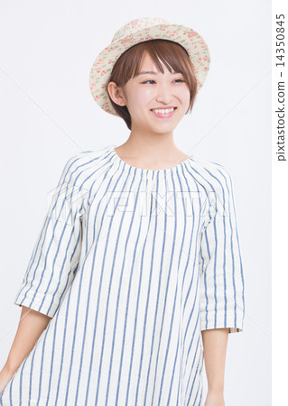 一個新鮮的夏天衣服的一個女孩 14350845