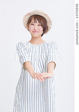 一個新鮮的夏天衣服的一個女孩 14350846