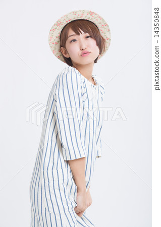 一個新鮮的夏天衣服的一個女孩 14350848