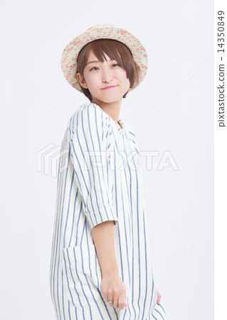 一個新鮮的夏天衣服的一個女孩 14350849