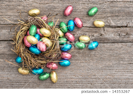 Chocolate easter eggs in nest. Festive decoration 14353267