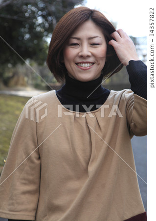 A woman posing in the park 14357822