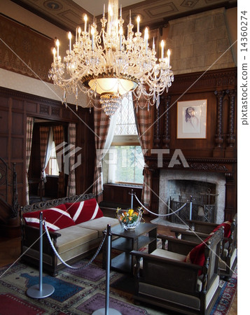 Western-style guests 14360274