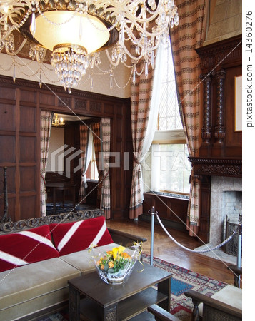 Western-style guests 14360276