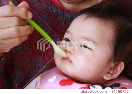 Challenge baby food other than breast milk Challenge baby food other than breast milk 14360792
