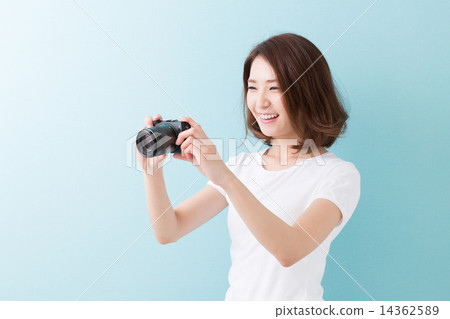 A woman with a camera 14362589