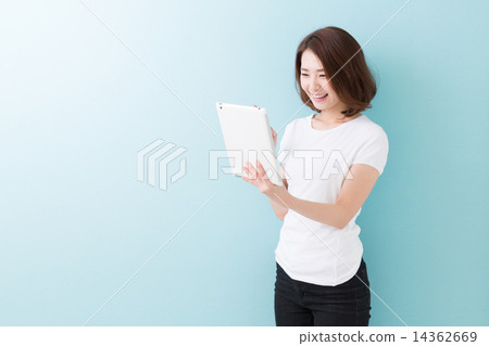 一個女人看著一台平板電腦 一個女人看著一台平板電腦 14362669