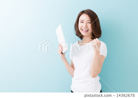 一個女人看著一台平板電腦 一個女人看著一台平板電腦 14362678
