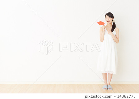 指向與一個箭頭的婦女在屋子裡 14362773