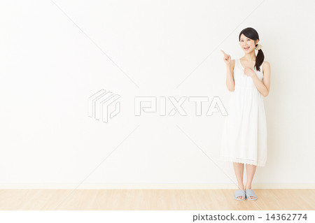 指著一個房間的女人 14362774