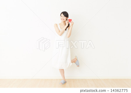 一個女人在房間裡的一顆心 14362775