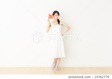 有十字架的一名婦女在屋子裡 14362776