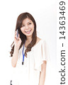 一個年輕女子打電話 一個年輕女子打電話 14363469
