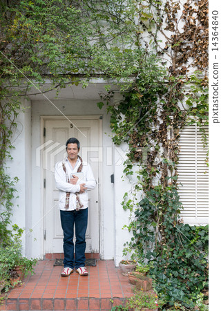 Male male 40's tablet entrance 14364840