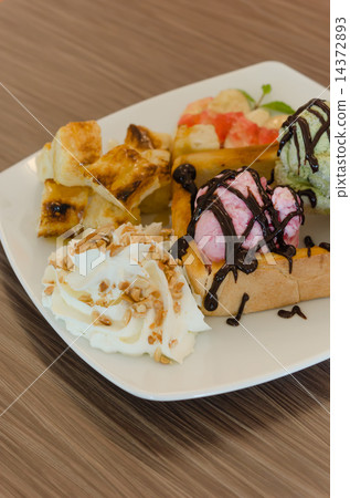 Honey toast and ice cream 14372893