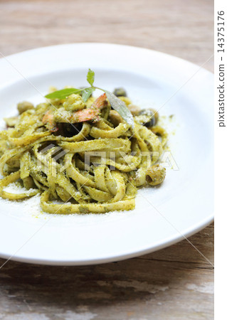 spaghetti with pesto sauce 14375176