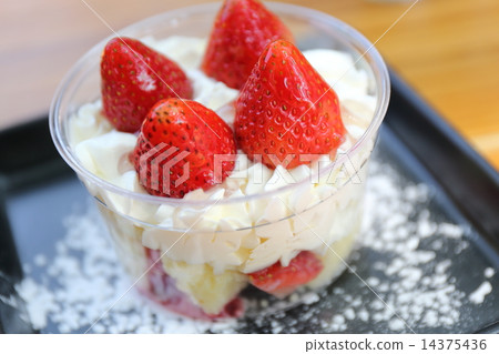 strawberry mousse cake 14375436