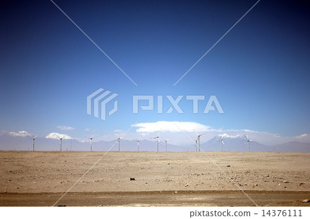 南美智利北安第斯風力發電場建在卡拉馬鎮周圍的高原沙漠地區 14376111
