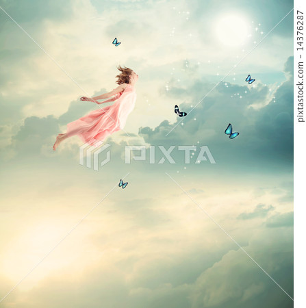 飛行在天空的一個少婦 飛行在天空的一個少婦 14376287