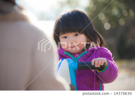 在公園玩 14378630