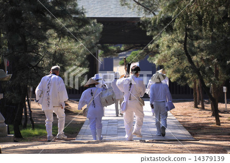四國佛80號門票“贊岐國分寺”朝聖者在完成弓之後前往山上 14379139