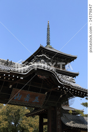 四國佛第75號佛教寺廟“Zentsuji”祗園（東信）南大門和五層寶塔 14379847