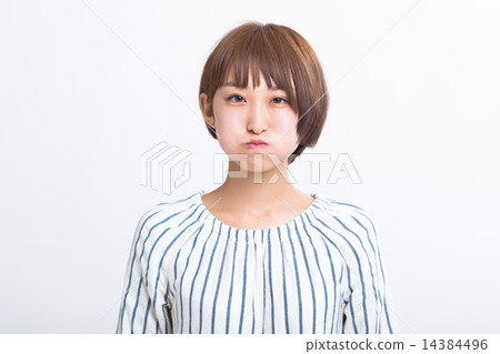 新鮮的禮服的一個逗人喜愛的女孩 14384496