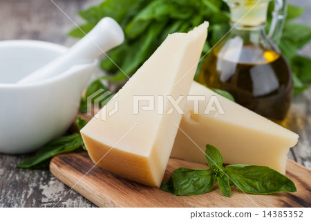 parmesan cheese 14385352