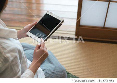 婦女和平板電腦 14385763