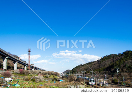 Central high speed running on satoyama near Mt. Takao and JR Chuo Line 14386839