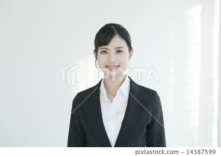 Female employee 14387599