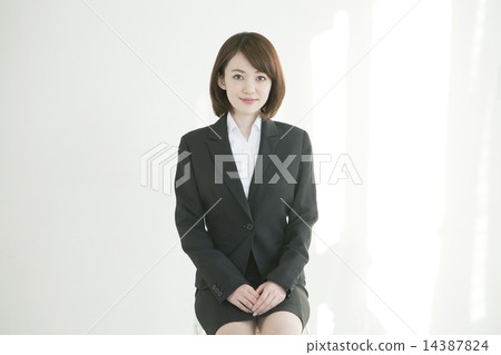 Female employee 14387824